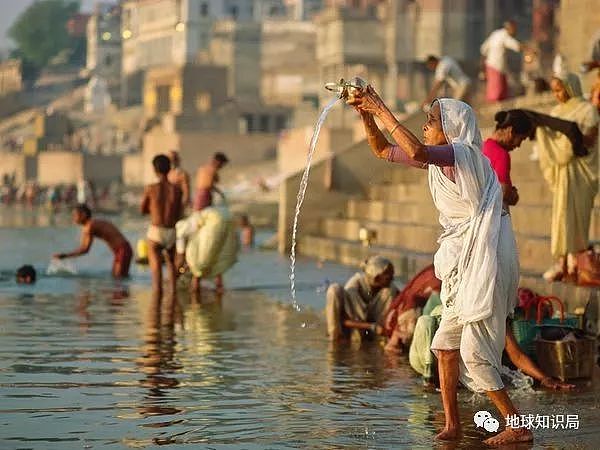 1亿印度人刚刚又开始喝恒河水了！一美国人喝后病倒三个月 - 10