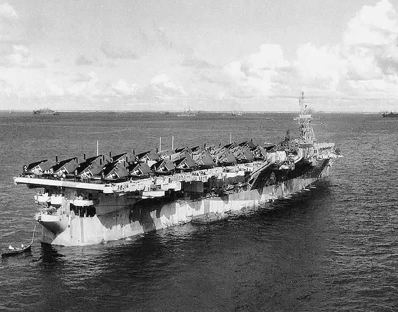 美航母编队的灾难：二战时遭台风蹂躏，被迫取消对日作战 - 11