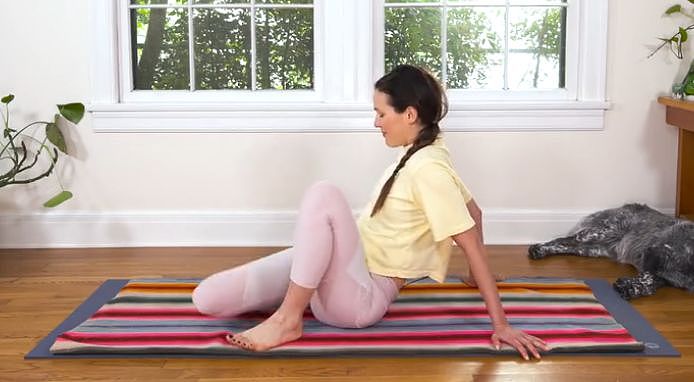 瑜伽简易坐姿，每天3分钟，延缓衰老 ▷ 每日一练 - 10
