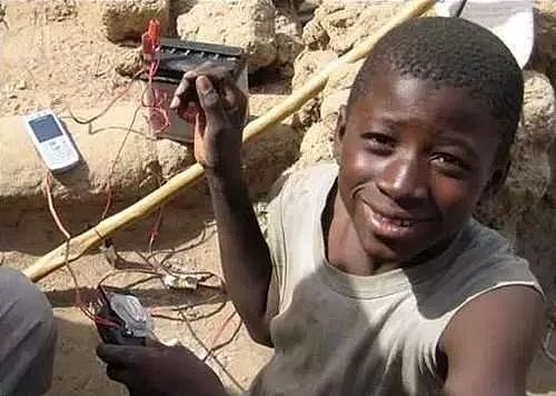 非洲人终于有钱买手机，却没办法充电，于是出现这一幕…… - 6