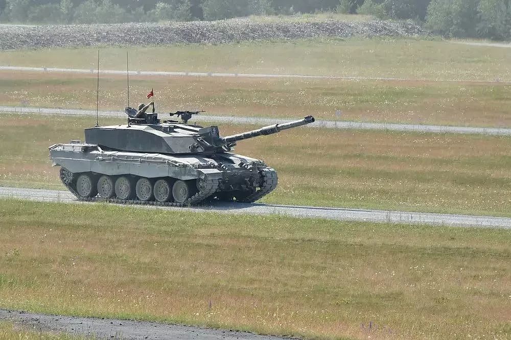 欧洲最强坦克挑战赛，瑞典女兵扛炮弹性感抢镜！ - 19