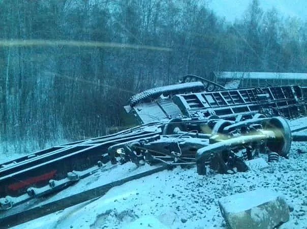 俄国军列脱轨，坦克装甲车辆翻了一地，厚积雪可能为事故原因｜军情晚报 - 6