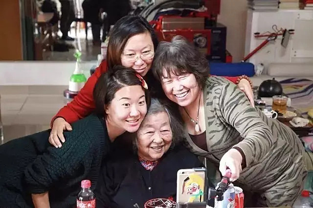 这对姐妹带着89岁痴呆妈妈环游世界，十年推坏5把轮椅，陪伴才是最好的治疗 - 30