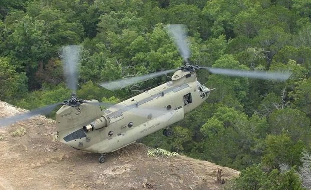 美军直升机海拔3400米峭壁秀单点悬停，该机当年差点落户中国 - 4