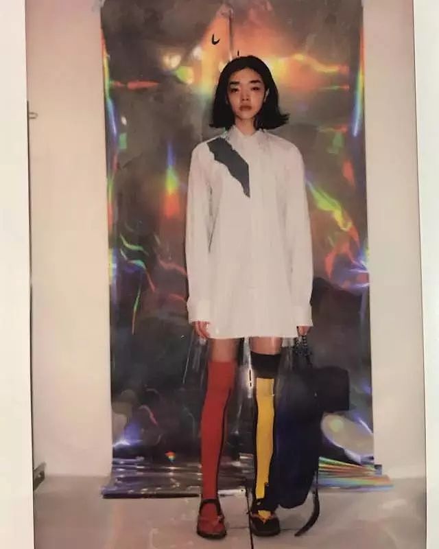 这位“宽眼距塌鼻梁”的18岁麻豆意外在Dior高定秀场走红，她会成为新加坡的“雎晓雯二代”吗？ - 33