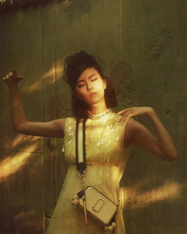 她是余文乐钦点的品牌御用模特，18岁开个人画展，中欧混血女孩「Lauren Tsai」的开挂人生才刚开始！ - 15