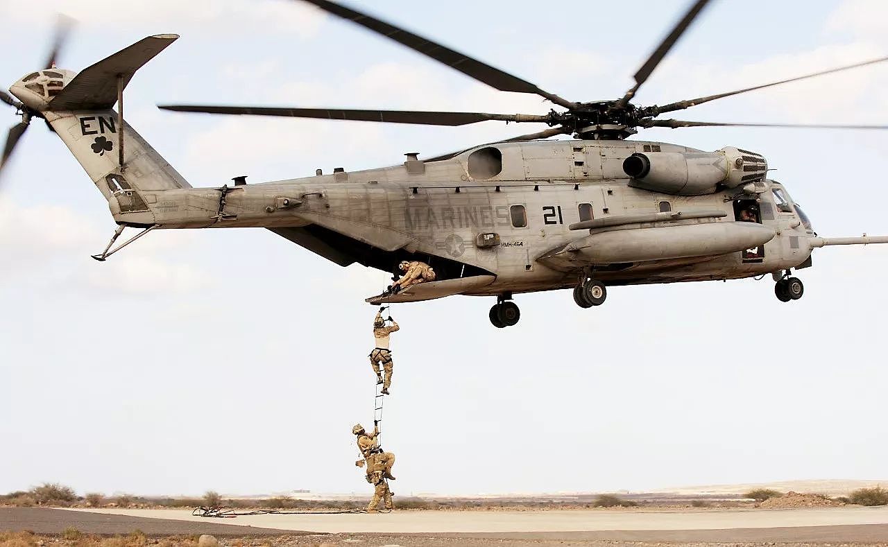 堪比“大片”的美军索马里撤侨：宠物毒死，财产散尽，装甲车送人 - 7