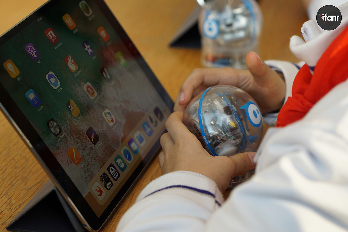 小学生在苹果店上编程课，课本是 iPad 和机器人 - 3