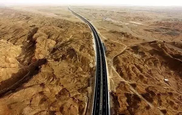 世界最长沙漠公路，耗资370亿，一路风景如画，自驾美爆了！ - 14