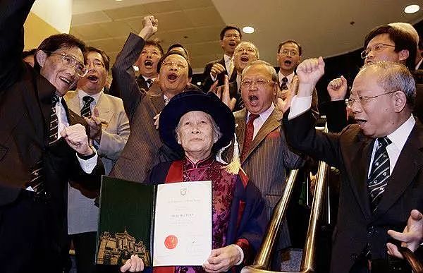 从文盲到香港大学院士：做了44年的底层保洁员，她得到了最大的尊敬 - 9