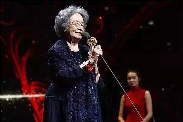 95岁裸捐3568万，她才是这个时代最稀缺的明星 - 9