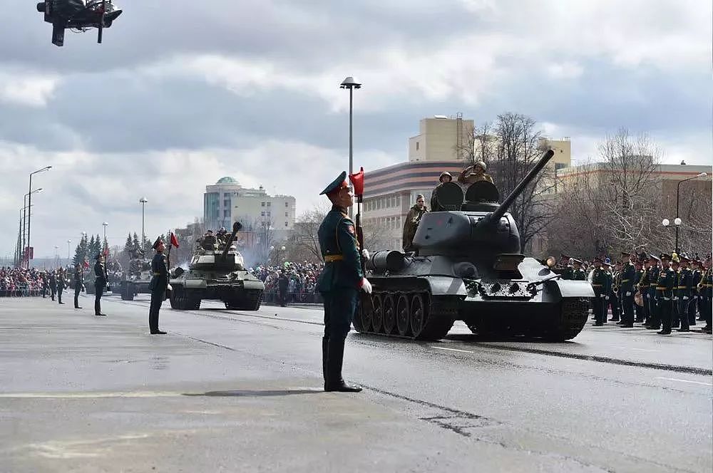 俄国阅兵把二战古董战车开上大街，T35坦克引起军迷一片尖叫 - 2