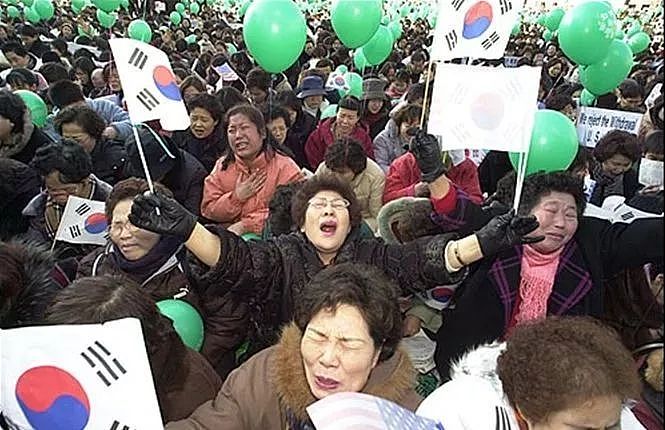 成群的韩国百姓苦苦挽留美军，韩国政府却做出这样的决定！ - 8