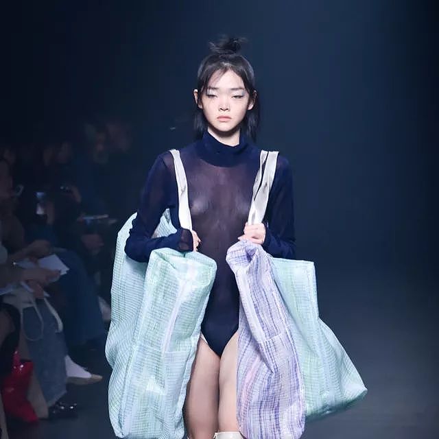 这位“宽眼距塌鼻梁”的18岁麻豆意外在Dior高定秀场走红，她会成为新加坡的“雎晓雯二代”吗？ - 16