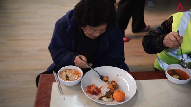 无人养老的韩国中产：70岁那年，我还在拼命工作 - 12