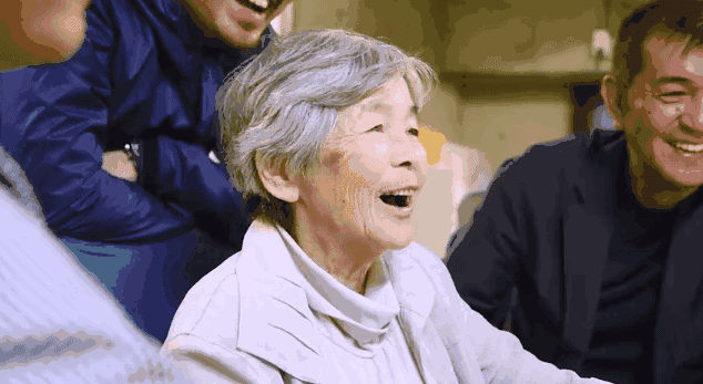 90岁玩自拍的她吸粉20万，活得比18岁还精彩！ - 27