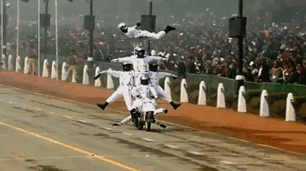 摩托车叠罗汉、高到过肩的正步走，印度军队还有哪些奇葩传统？ - 2