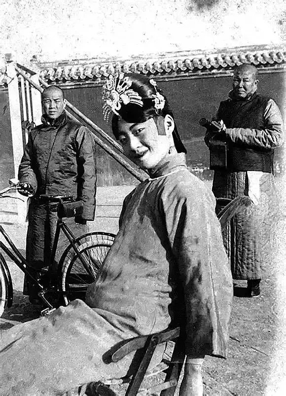 中国最后的皇后，丈夫性无能，她吸毒，出轨致孕，女儿被扔进锅炉，颠沛一生最后尸骨无存！ - 23