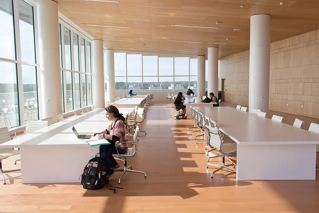 这家由机器人管理的图书馆，设计可以媲美 Apple Store - 8