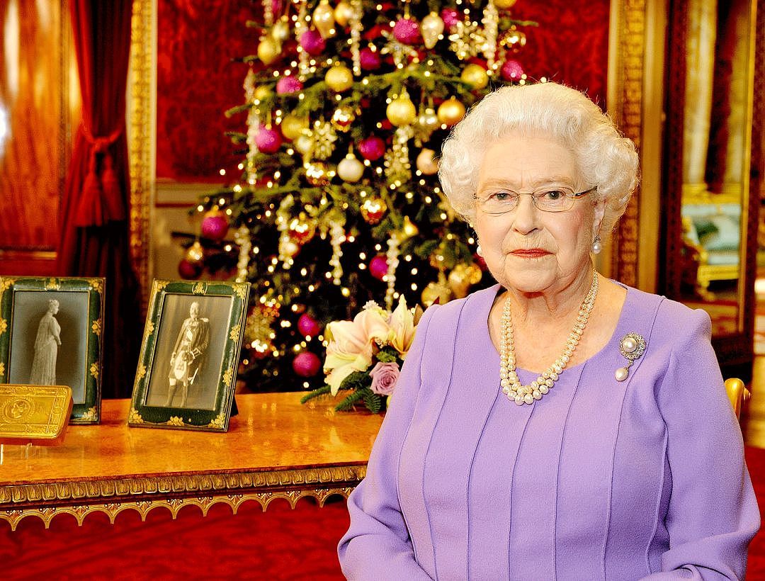 圣诞节，哈里王子给女王送了顶带脏话的浴帽。她还挺乐呵？ - 18