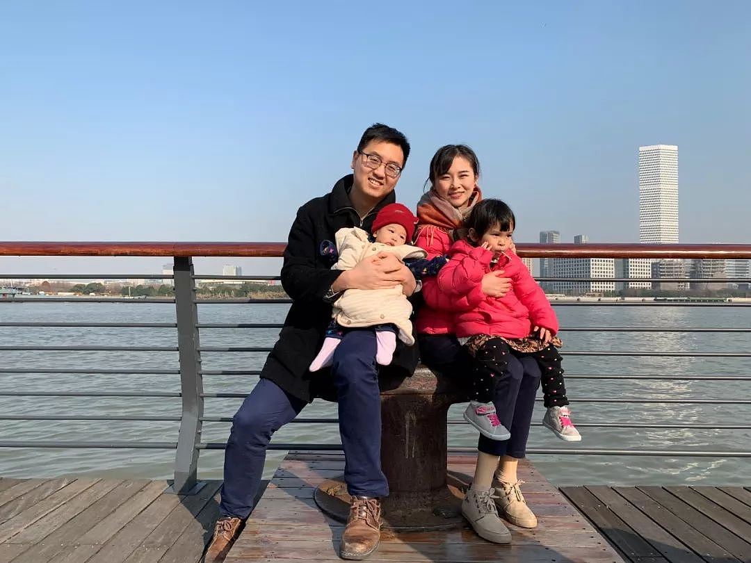 她在汶川地震中失去双腿及女儿，6年后再嫁华裔学霸，收获一对儿女，爱情让她重生 - 24
