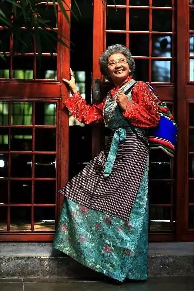70岁中国旗袍奶奶，走向国际T台，惊艳世界：等我老了，也要这样美 - 13