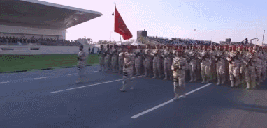 卡塔尔举行国庆阅兵，中国正步再现海滨大道，德制新战车首度亮相 - 7