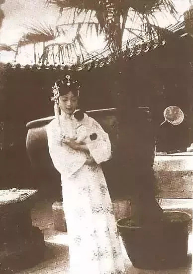 中国最后的皇后，丈夫性无能，她吸毒，出轨致孕，女儿被扔进锅炉，颠沛一生最后尸骨无存！ - 9