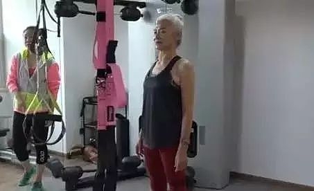 73岁天津白发奶奶坚持健身13年，如今活得像17岁少女... - 20