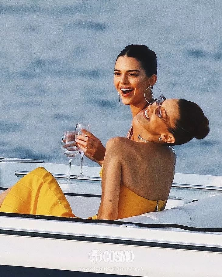美人计 | Kendall和Bella的度假唇色告诉大家：我们是（有钱的）姐妹花 - 10