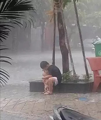 小男孩抱着狗狗在暴雨中告别：对不起... - 1