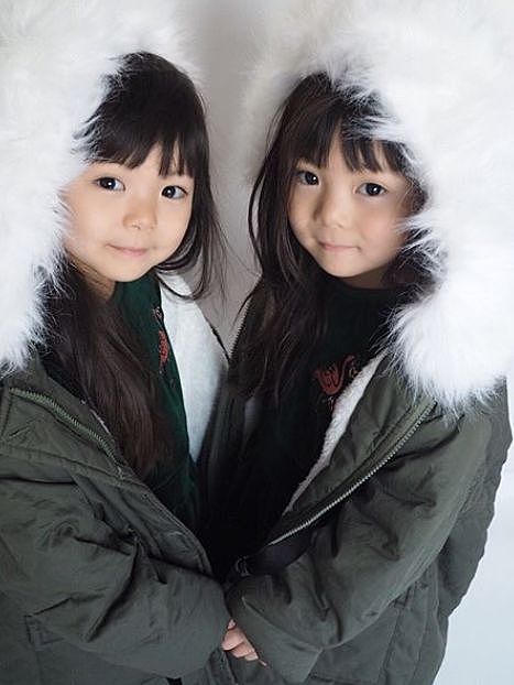这对日本双胞胎小姐妹，复制粘贴的脸蛋和打扮，直接萌倒无数网友... - 5