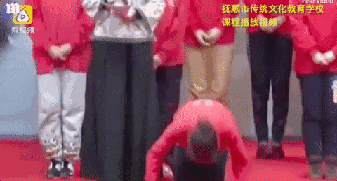 澳媒曝光：一中国女子下跪磕头：“爸妈我错了，以后不看黄色视频了！”更多奇葩言论引争议！“澳网友：“快引进澳洲吧！” - 2