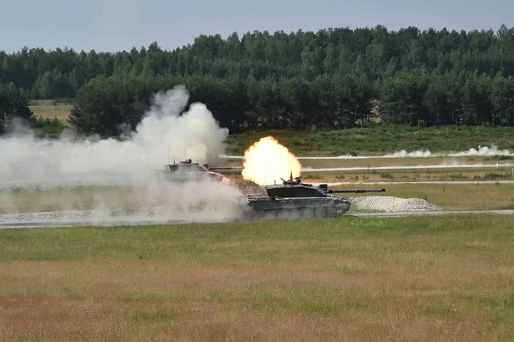 欧洲最强坦克挑战赛，瑞典女兵扛炮弹性感抢镜！ - 22