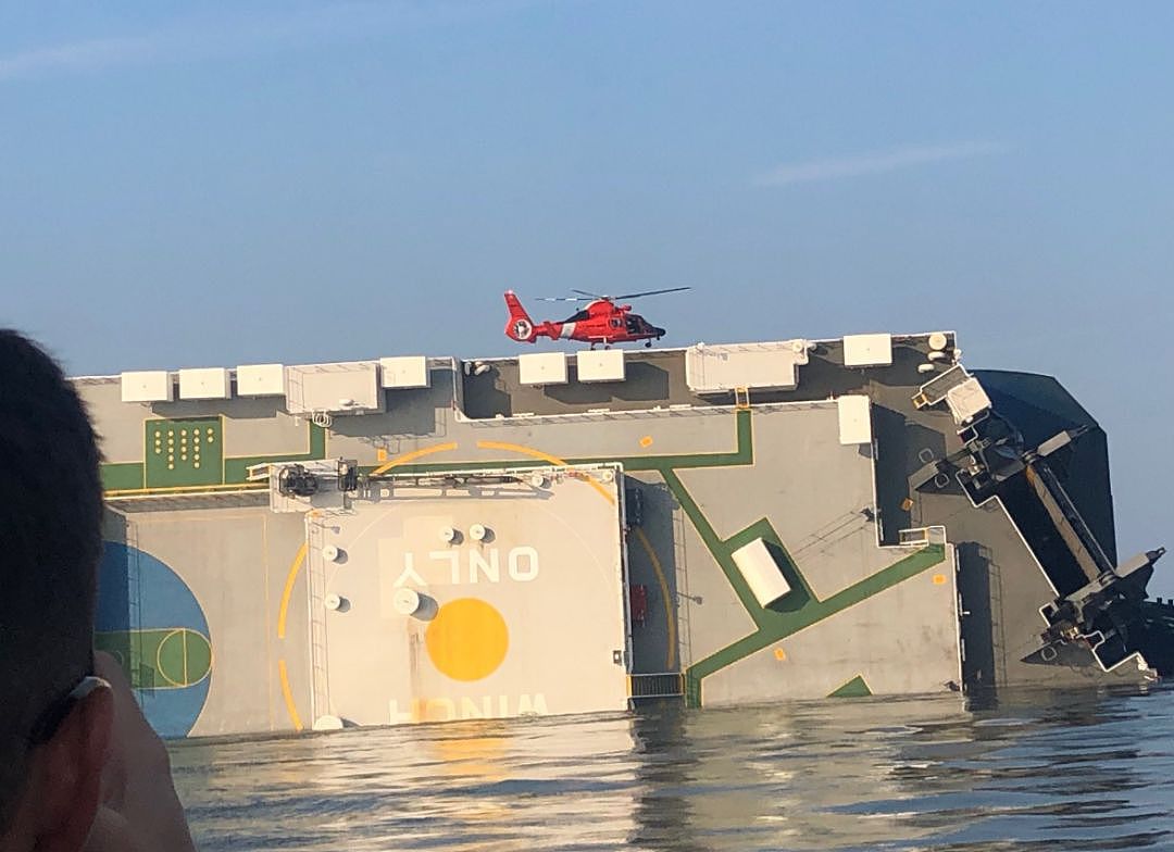 韩国7万吨巨轮侧翻，4名船员被困细节曝光，敲一夜舱壁终于获救 - 9
