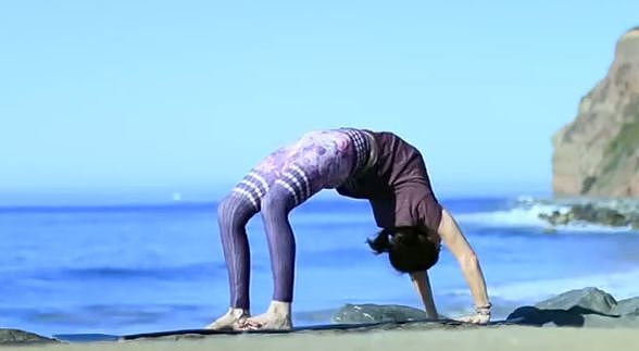 海边练瑜伽，精气神十倍充足 ▷ 每日一练 - 18