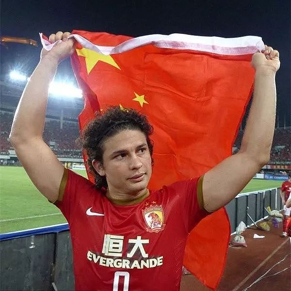 在身披五星红旗拥抱球迷之前，艾克森在中国走过了多长的路？ - 29