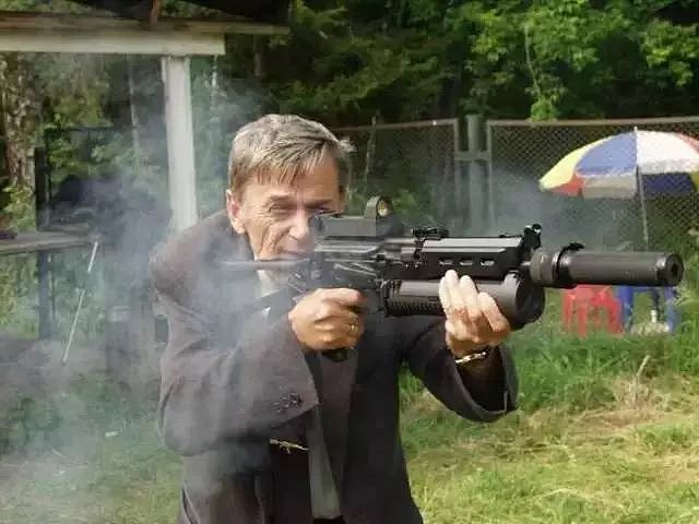 AK传人小卡拉什尼科夫去世，被父亲光环掩盖的枪王曾制造野牛冲锋枪 - 3