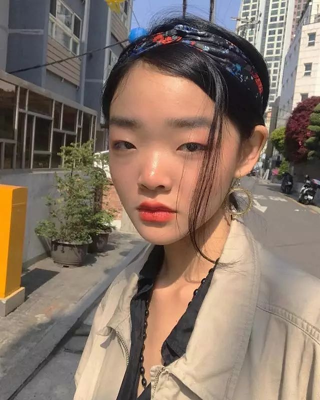 这位“宽眼距塌鼻梁”的18岁麻豆意外在Dior高定秀场走红，她会成为新加坡的“雎晓雯二代”吗？ - 29