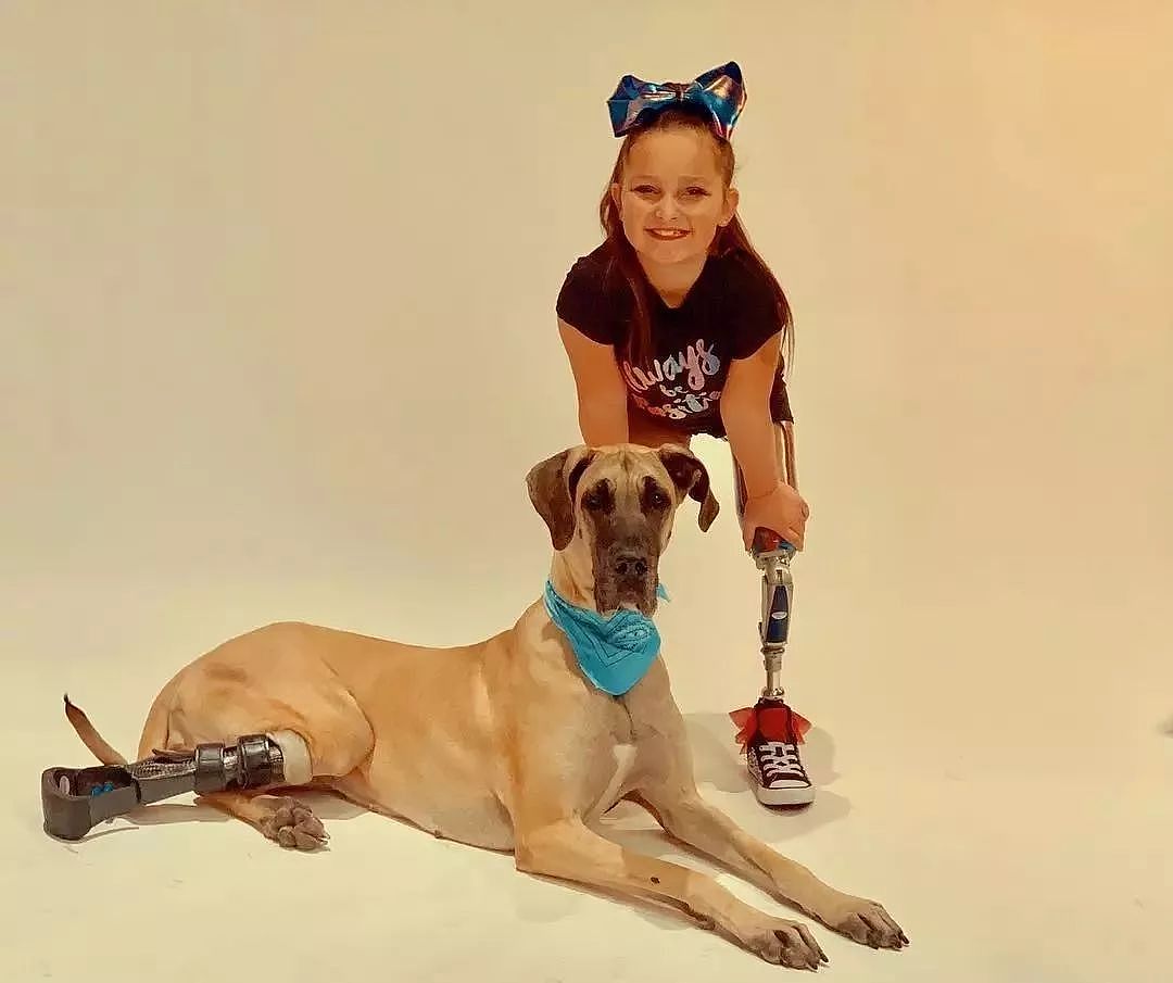 女孩从大屠杀中幸存，失去左腿抑郁15年，直到遇见这只狗狗… - 24