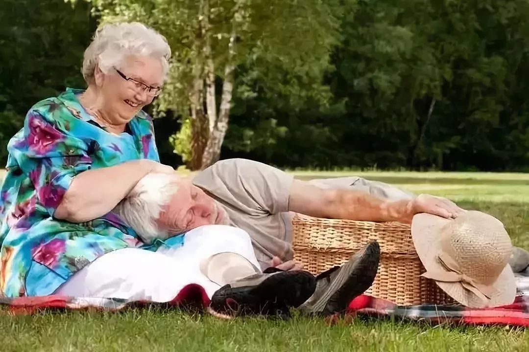 80岁老奶奶手机屏保看哭无数人：在出轨横行的年代，怀念老一辈的爱情！ - 25
