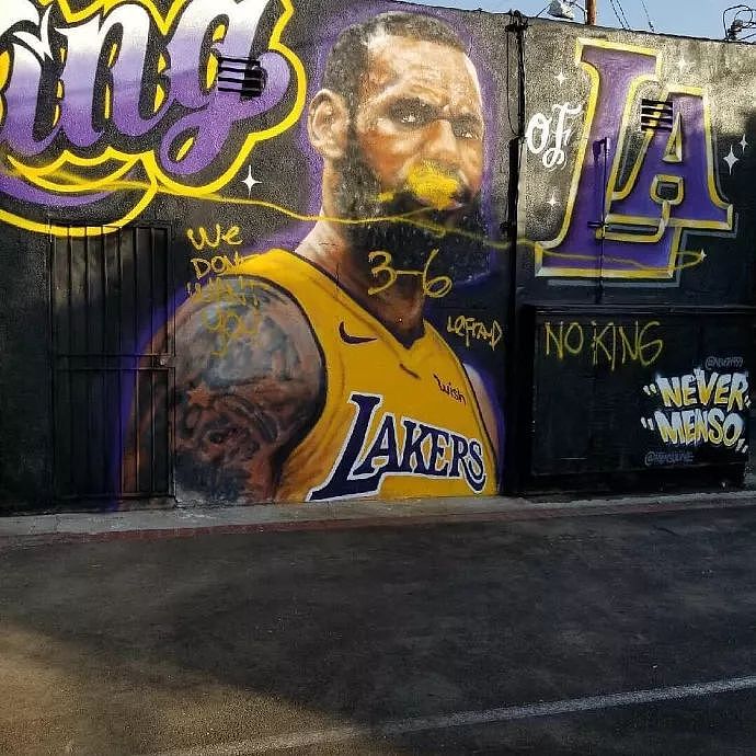 怨念很深啊！极端粉丝毁坏洛杉矶街头的詹姆斯涂鸦 - 1