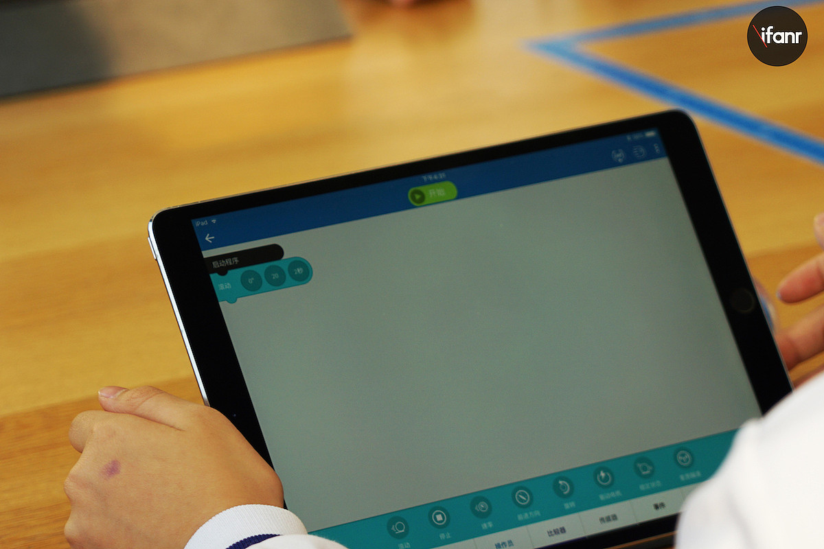 小学生在苹果店上编程课，课本是 iPad 和机器人 - 7