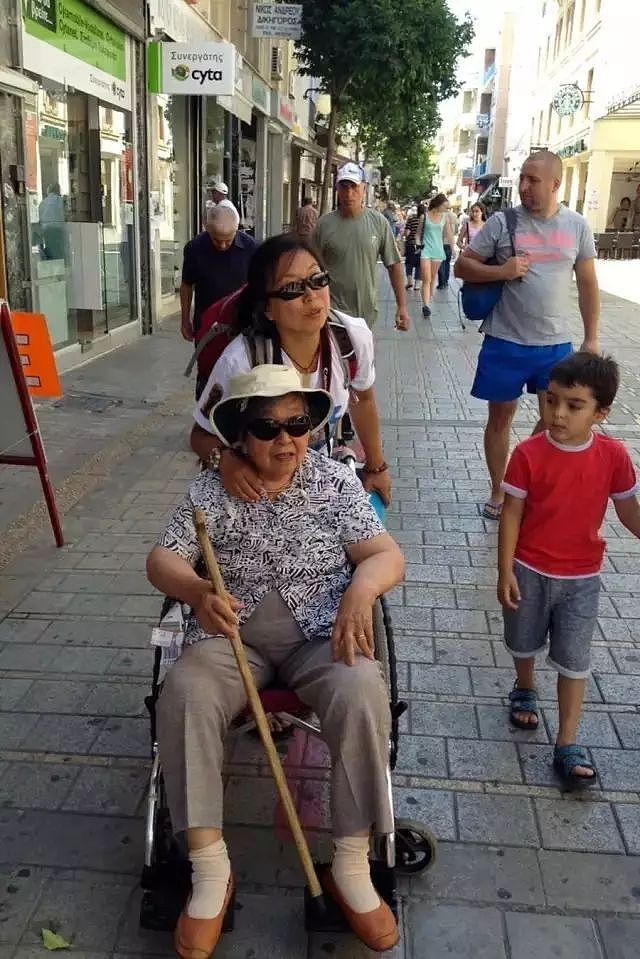 这对姐妹带着89岁痴呆妈妈环游世界，十年推坏5把轮椅，陪伴才是最好的治疗 - 19