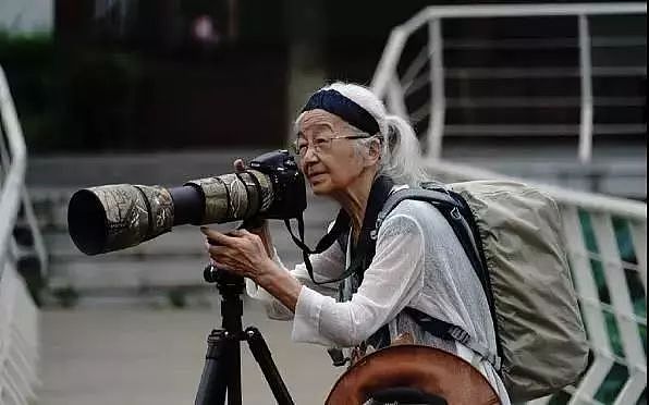 70岁中国旗袍奶奶，走向国际T台，惊艳世界：等我老了，也要这样美 - 21