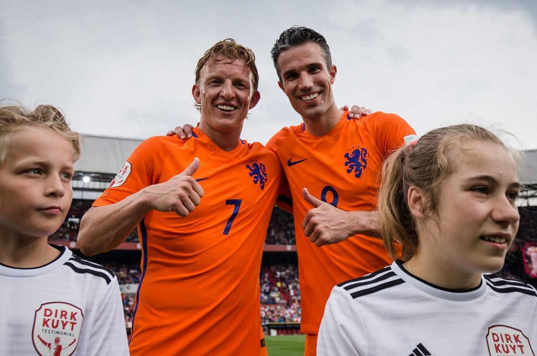 在这位荷兰球星的告别赛上，你看到了多少熟悉的面孔？ - 2