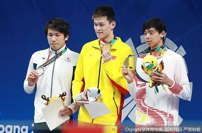 孙杨200米夺冠领奖服惹争议，800米再夺冠效仿乔丹 - 1