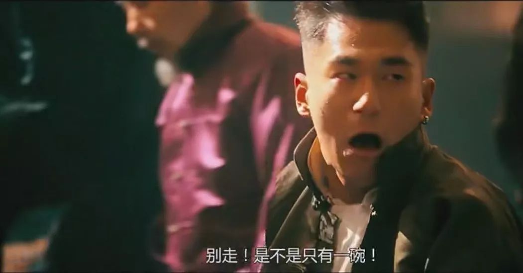 重庆公交坠江事件唯一幸存者：人群散了，她哭了 - 23