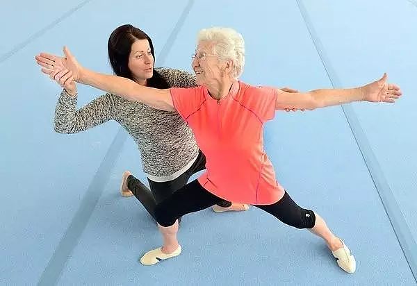 80岁秀恩爱、玩体操、90岁跳伞庆生、做极限运动，这个奶奶活成了18岁少女 - 13