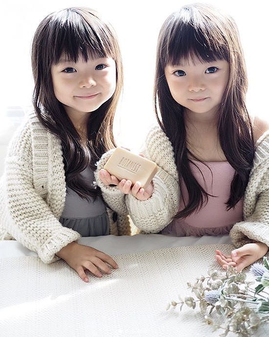 这对日本双胞胎小姐妹，复制粘贴的脸蛋和打扮，直接萌倒无数网友... - 21